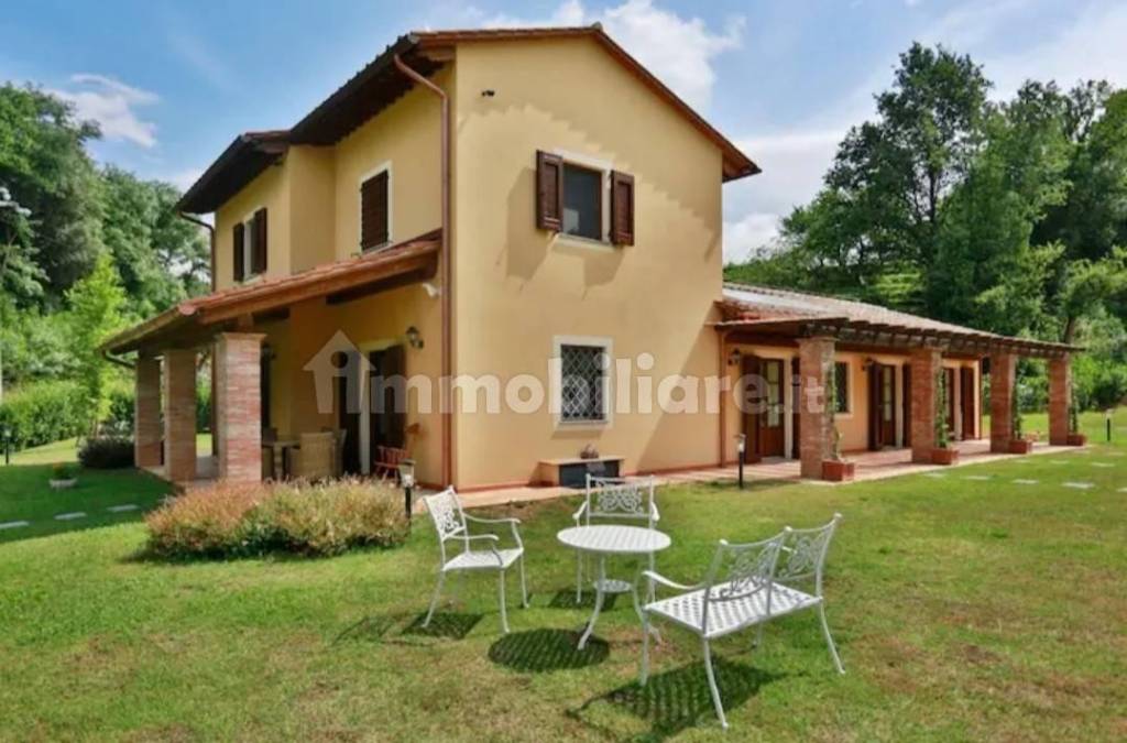 casa indipendente in vendita a Lucca in zona Cerasomma