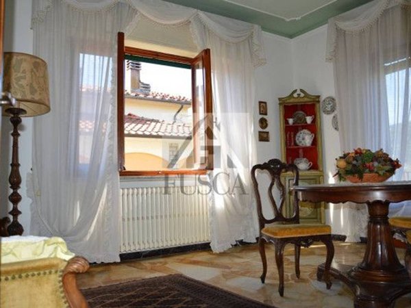casa indipendente in vendita a Lucca in zona Vallebuia