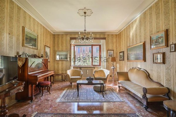 casa indipendente in vendita a Lucca in zona Centro Città