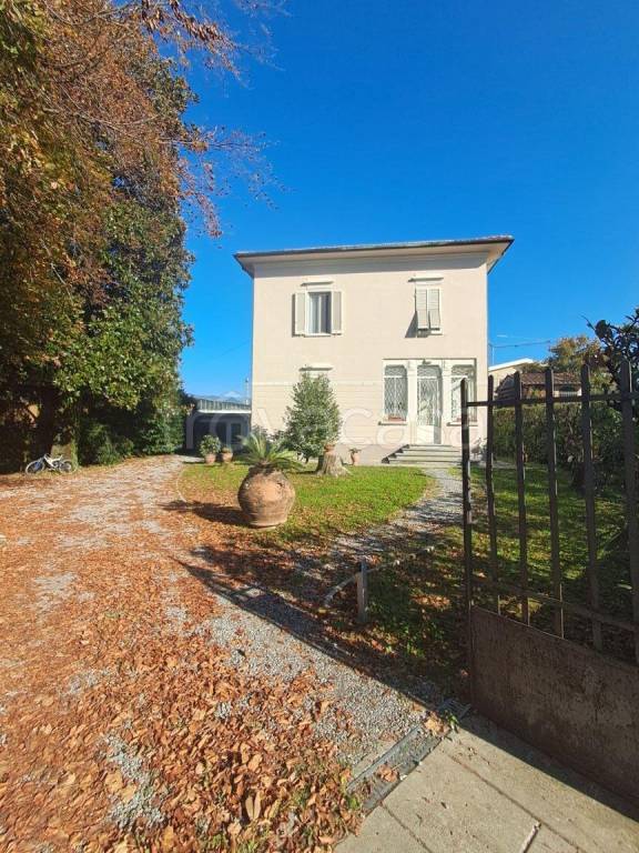 casa indipendente in vendita a Lucca in zona zona San Marco