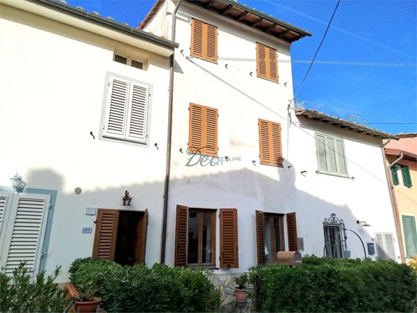 casa indipendente in vendita a Lucca in zona Meati