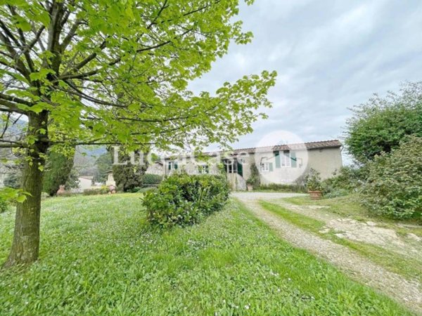 casa indipendente in vendita a Lucca in zona Vicopelago