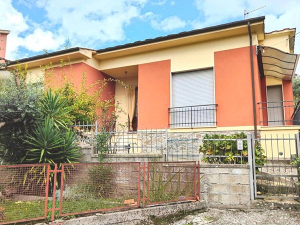 casa indipendente in vendita a Lucca in zona Nozzano