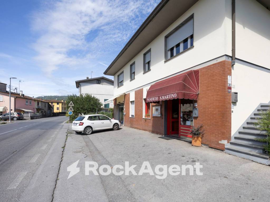 negozio in vendita a Lucca in zona Monte San Quirico