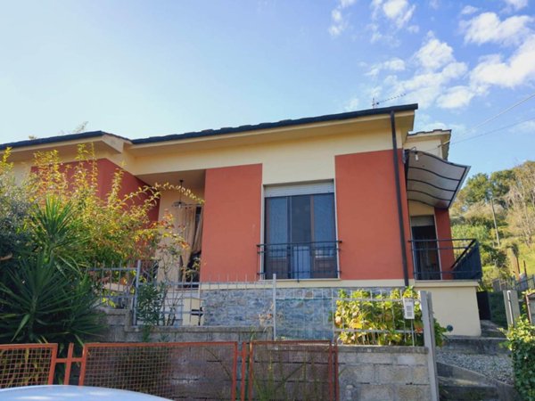 casa indipendente in vendita a Lucca in zona Nozzano