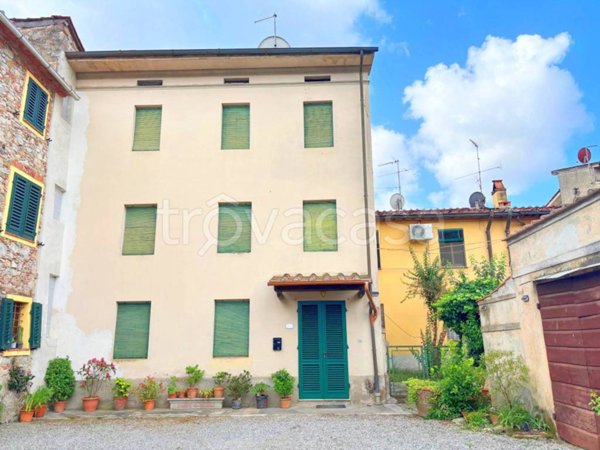 casa indipendente in vendita a Lucca in zona Cerasomma
