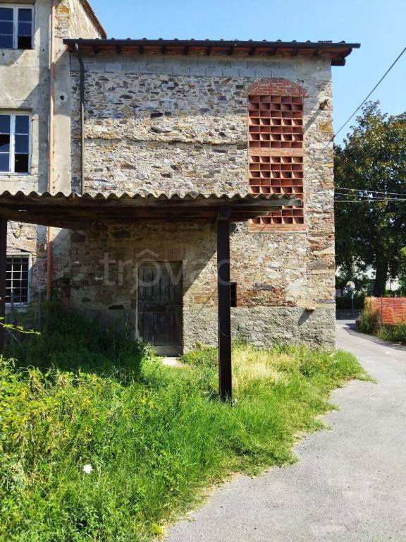 appartamento in vendita a Lucca in zona zona Mugnano