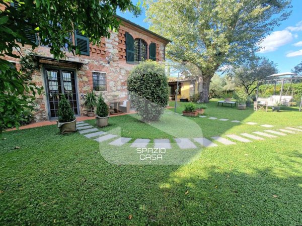 casa indipendente in vendita a Lucca