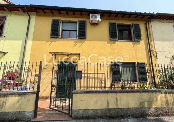 casa indipendente in vendita a Lucca in zona zona Arancio
