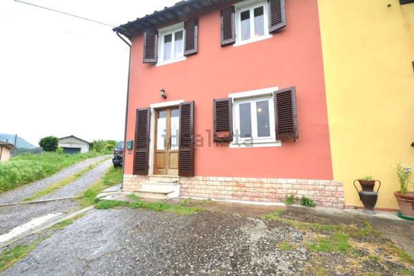 casa indipendente in vendita a Lucca