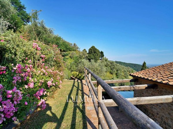 casa indipendente in vendita a Lucca in zona Mastiano