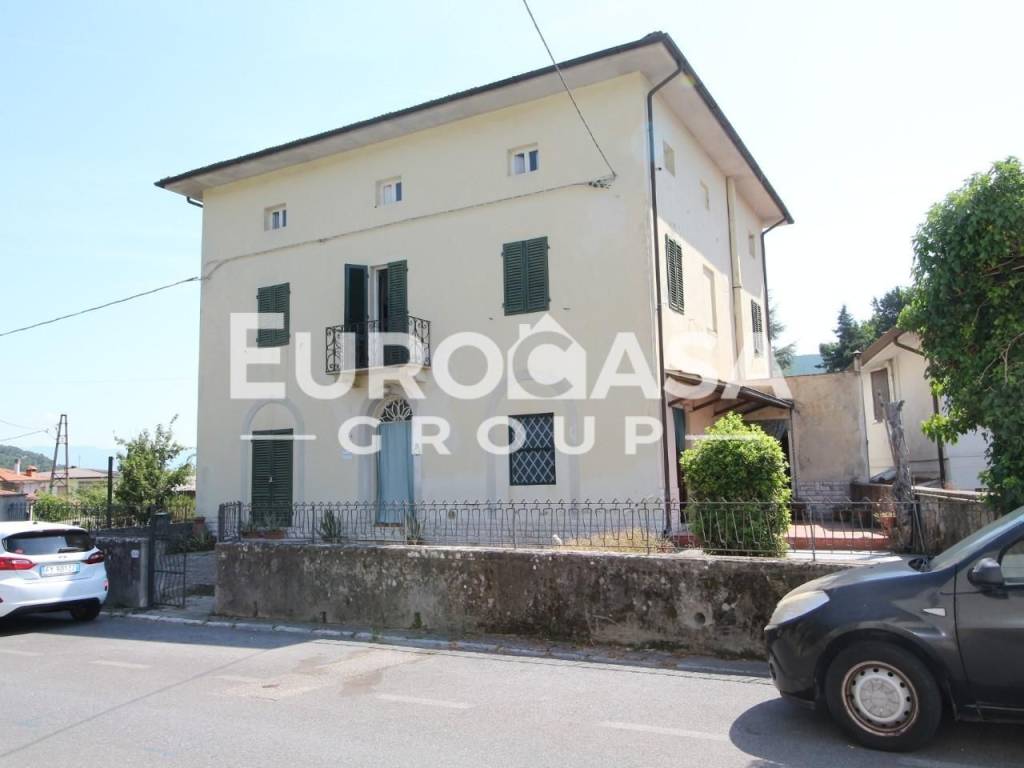 casa indipendente in vendita a Lucca in zona Santa Maria del Giudice