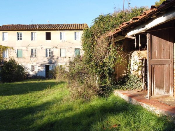 casa indipendente in vendita a Lucca in zona Carignano