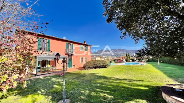 casale in vendita a Lucca in zona Centro Città