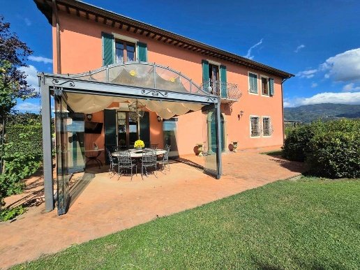 casa indipendente in vendita a Lucca