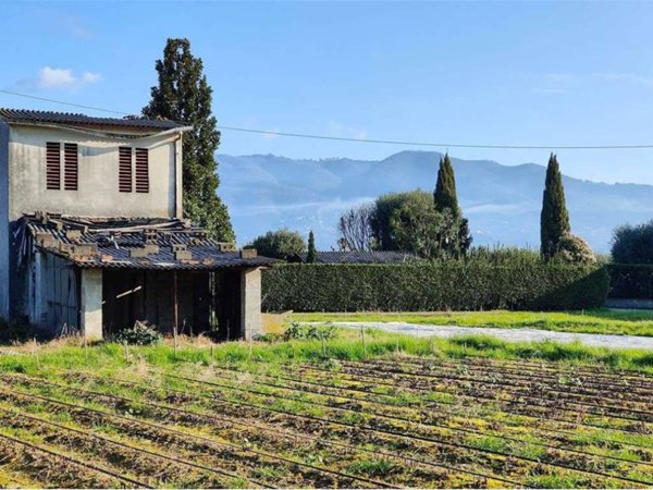 casa indipendente in vendita a Lucca in zona Centro Città
