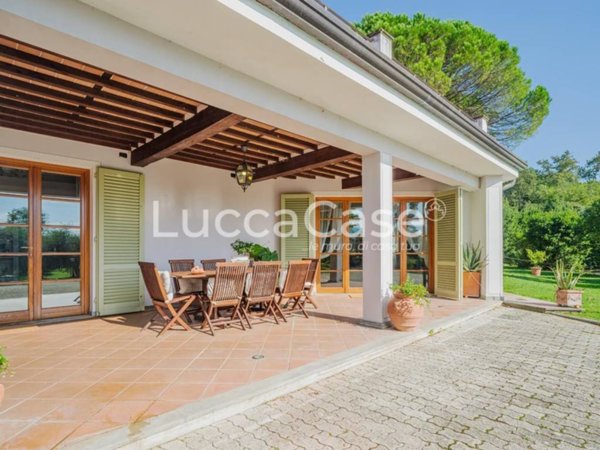 casa indipendente in vendita a Lucca in zona Carignano