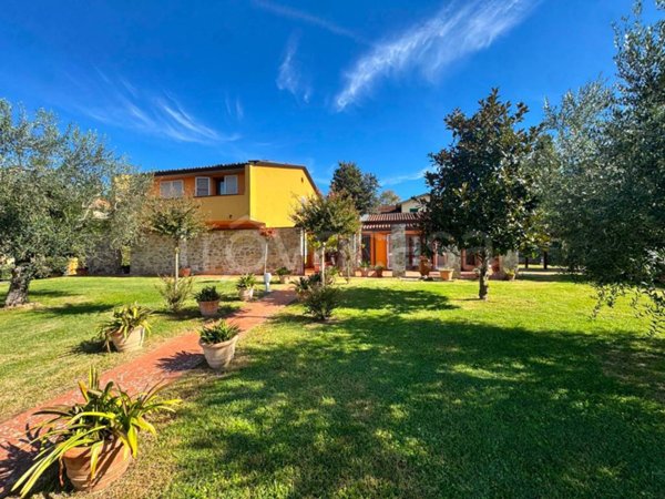 casa indipendente in vendita a Lucca in zona Mutigliano