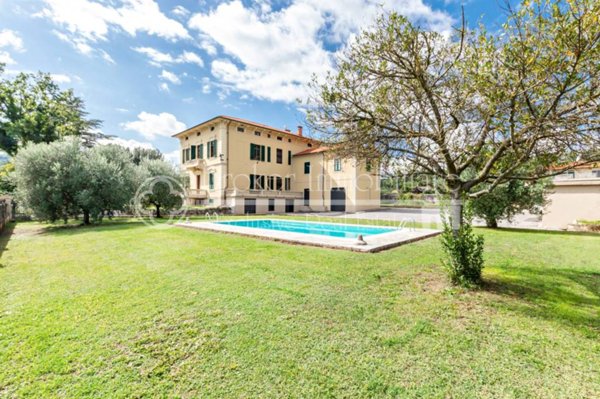 villa in vendita a Lucca in zona Balbano