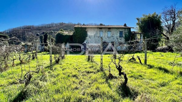 casa indipendente in vendita a Lucca in zona Centro Città