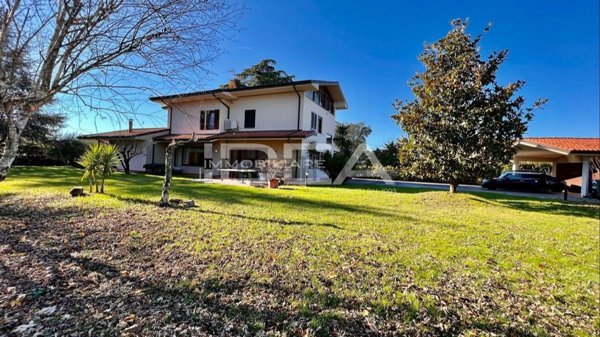 casa indipendente in vendita a Lucca in zona San Pietro a Vico