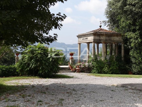 villa in vendita a Lucca in zona Centro Città