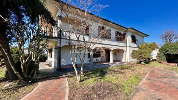 casa indipendente in vendita a Lucca in zona Centro Città