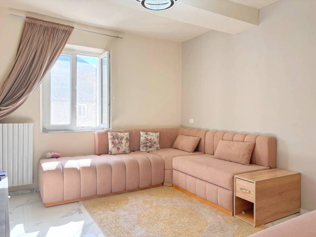 casa indipendente in vendita a Lucca in zona Cerasomma
