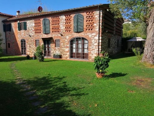 casale in vendita a Lucca in zona Centro Città