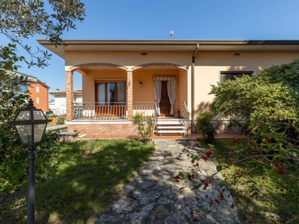 casa indipendente in vendita a Lucca in zona zona SS. Annunziata