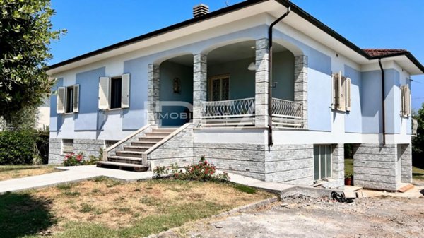 casa indipendente in vendita a Lucca in zona Centro Città