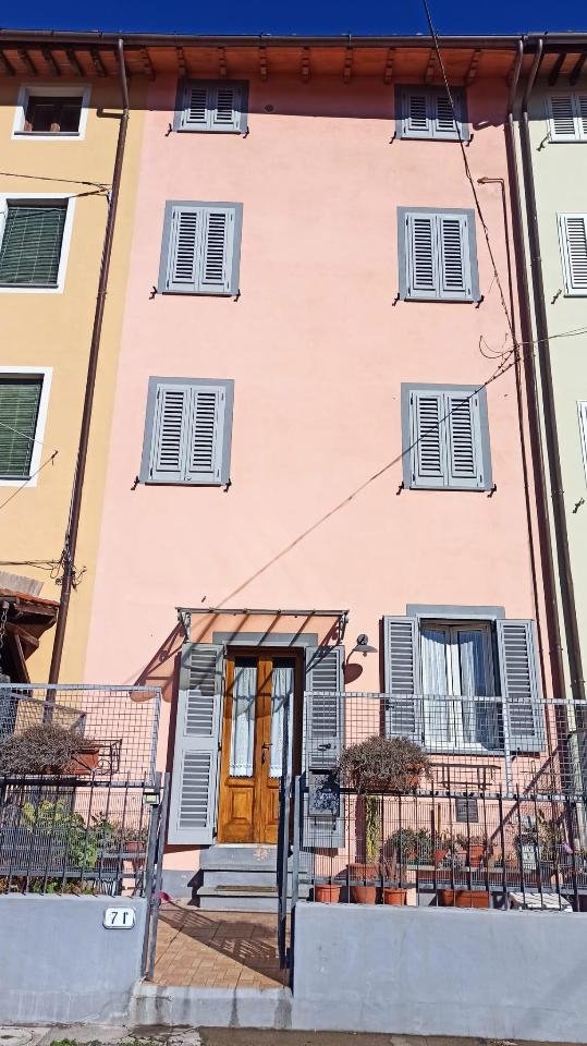 casa indipendente in vendita a Lucca in zona Nozzano