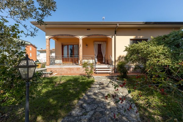 casa indipendente in vendita a Lucca in zona zona SS. Annunziata