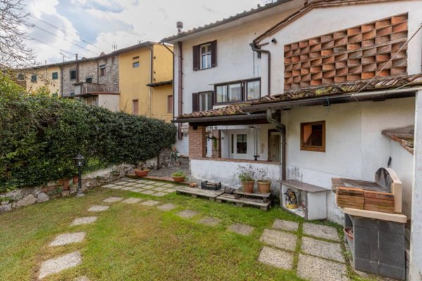 casa indipendente in vendita a Lucca in zona Arliano