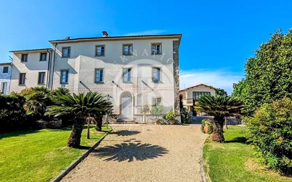 villa in vendita a Lucca in zona Vallebuia
