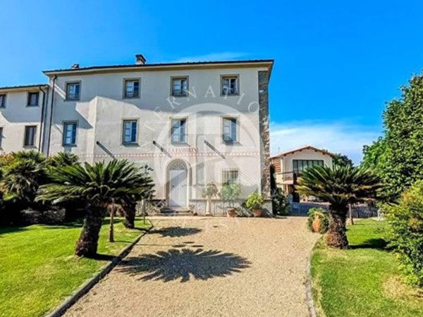 villa in vendita a Lucca in zona Vallebuia