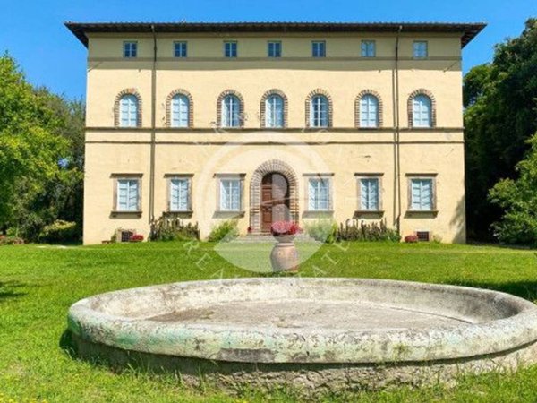 negozio in vendita a Lucca in zona Vallebuia