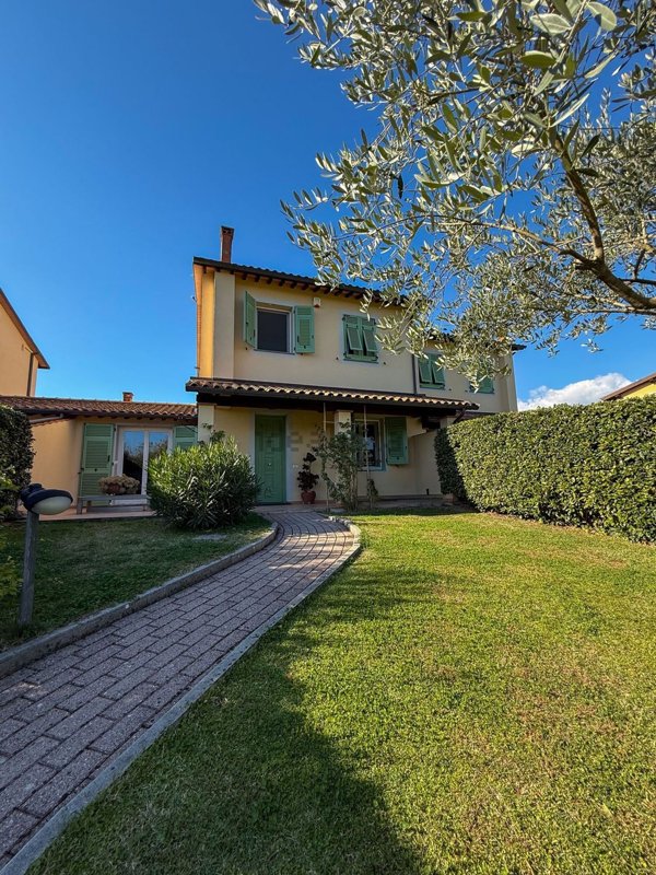 casa indipendente in vendita a Lucca in zona Monte San Quirico