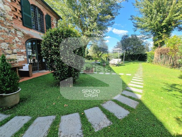 casa indipendente in vendita a Lucca
