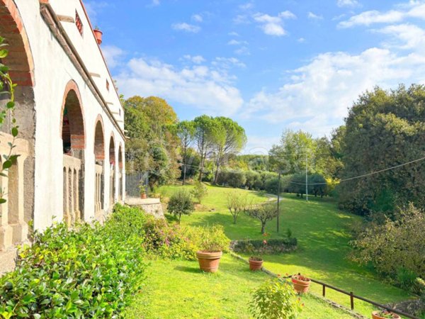 casa indipendente in vendita a Lucca in zona Nozzano