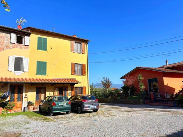 casa indipendente in vendita a Lucca in zona Montuolo