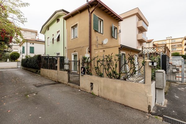 casa indipendente in vendita a Lucca in zona Sant'Anna