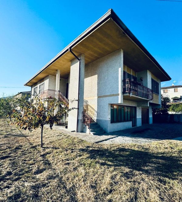 casa indipendente in vendita a Lucca in zona Nozzano