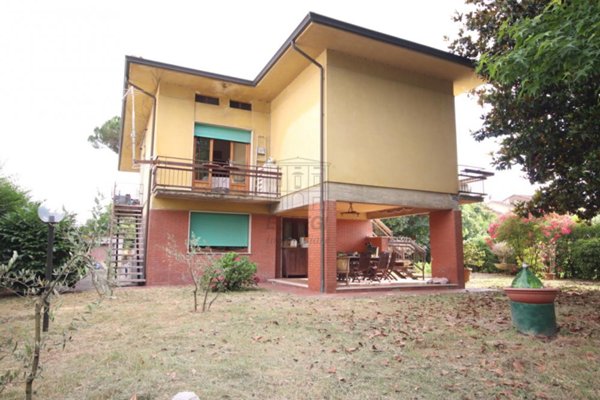 casa indipendente in vendita a Lucca in zona Centro Città