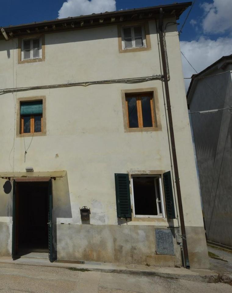 casa indipendente in vendita a Lucca in zona San Lorenzo a Vaccoli