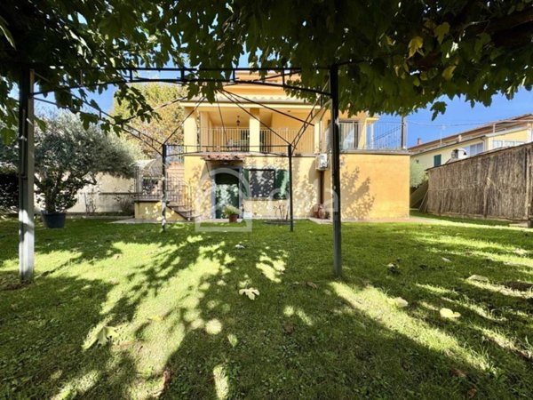 casa indipendente in vendita a Lucca in zona zona Mugnano