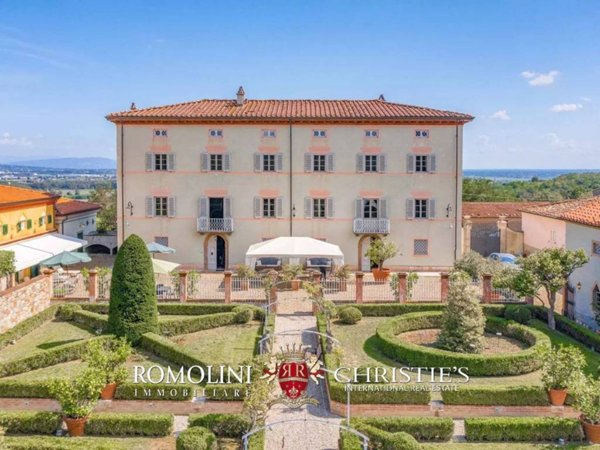 villa in vendita a Lucca in zona Centro Città