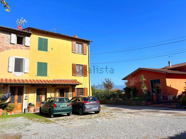 casa indipendente in vendita a Lucca in zona Montuolo
