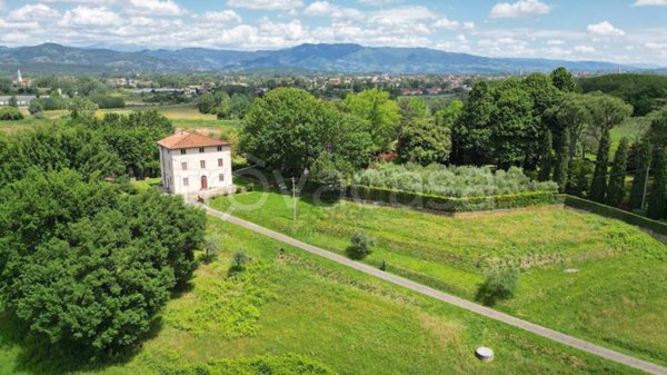 casa indipendente in vendita a Lucca in zona Centro Città