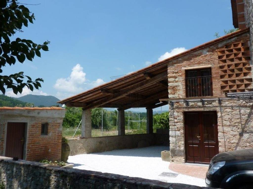 casa indipendente in vendita a Lucca in zona Nozzano